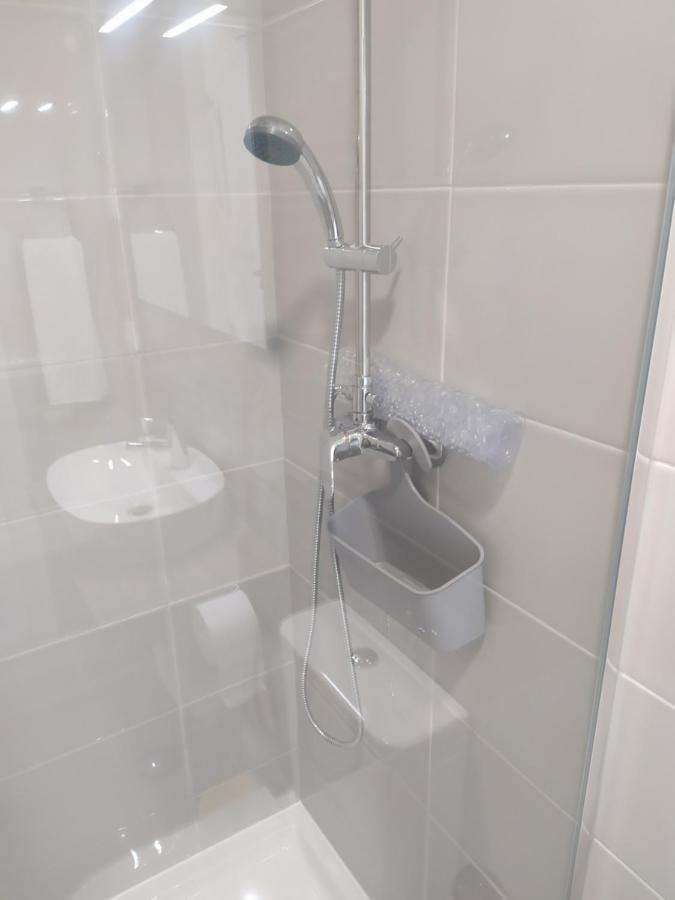 Hall 92 Quartos Com Wc Em Moradia Com Piscina A-Das-Lebres Loures Buitenkant foto
